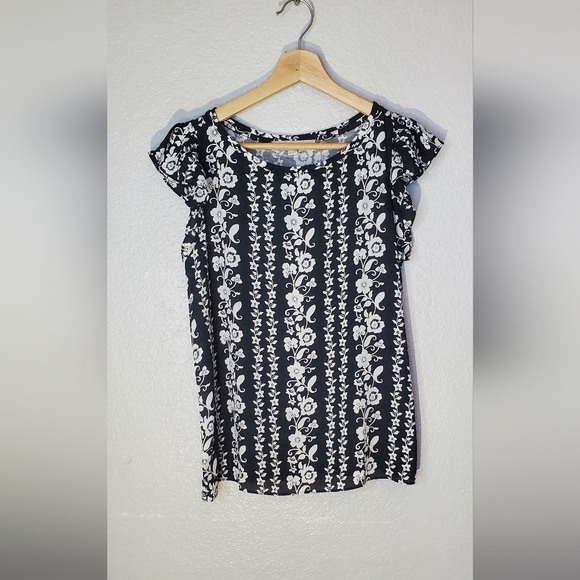 💚5/$25 LOFT Floral Black & White Flutter Sleeve Women's Blouse Top Size XS - Picture 1 of 9